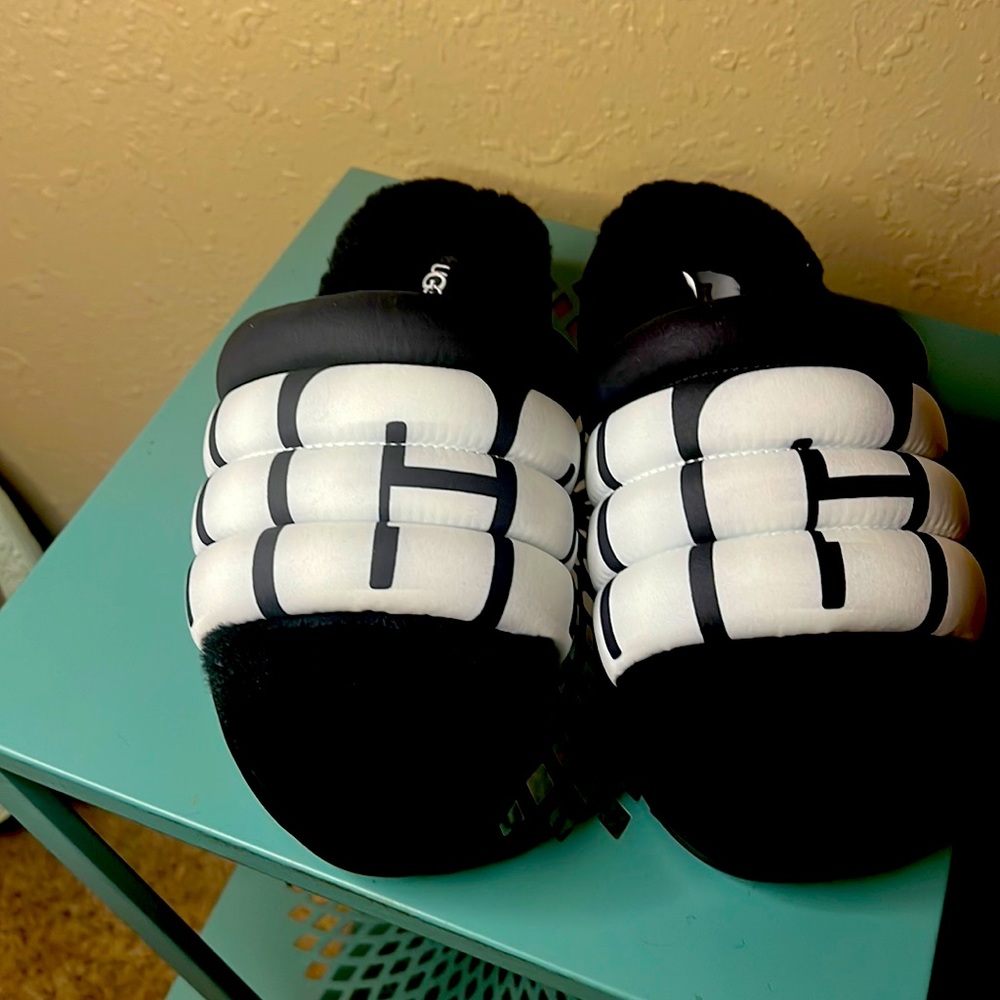 Ugg Slides Size 7 Nwot - image 1